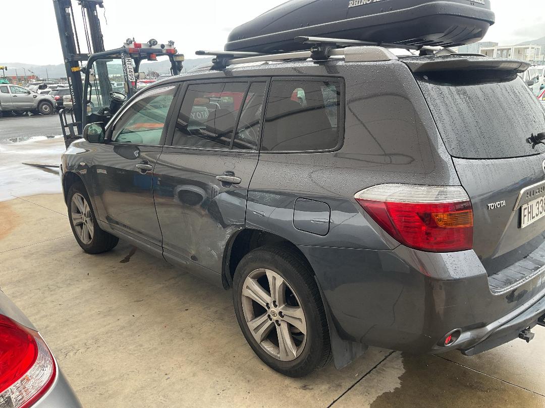 Photo '4' of Toyota Highlander LTD WGN5 Photo '4' of Toyota Highlander LTD WGN5