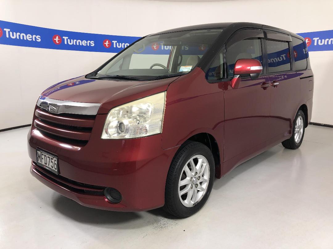 Photo '4' of Toyota Noah Photo '4' of Toyota Noah
