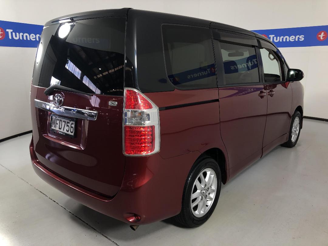 Photo '7' of Toyota Noah Photo '7' of Toyota Noah