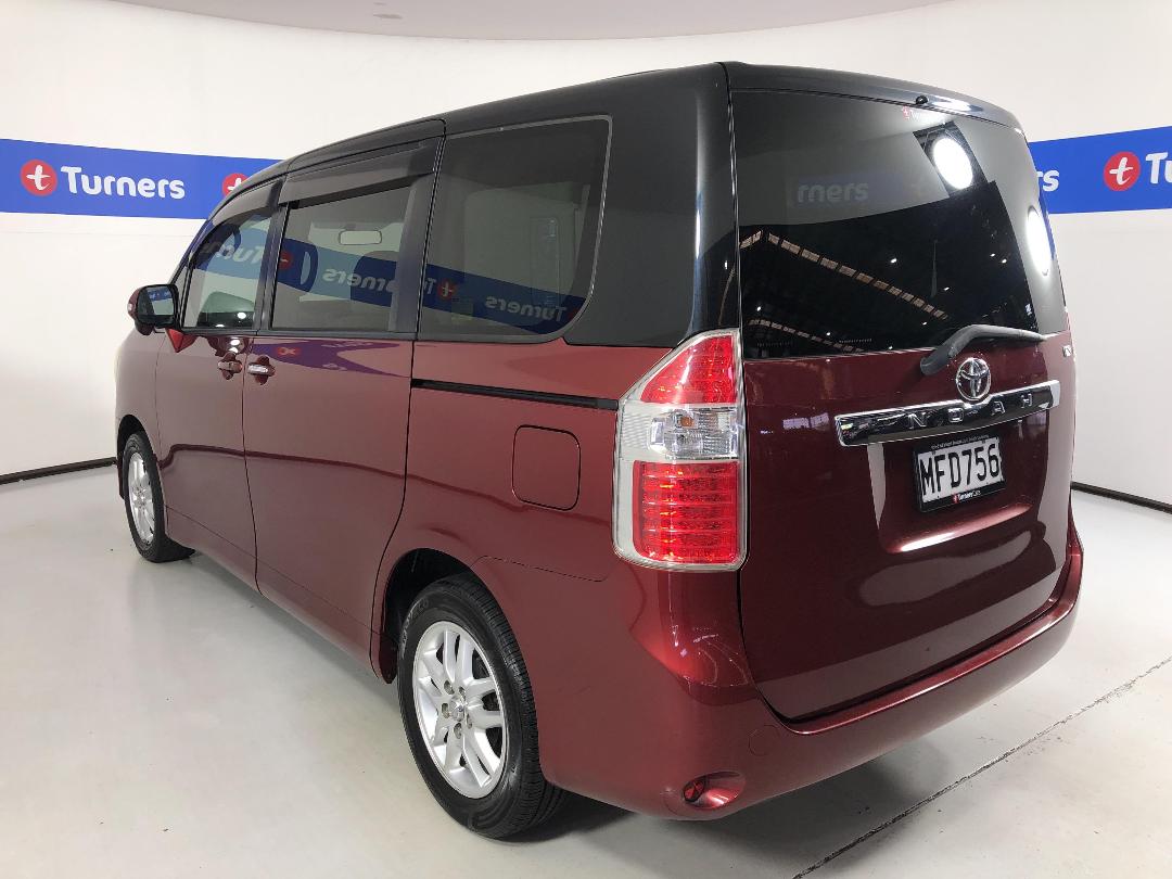 Photo '5' of Toyota Noah Photo '5' of Toyota Noah