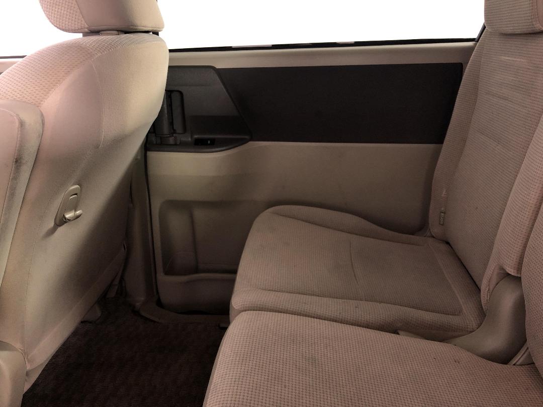 Photo '19' of Toyota Noah Photo '19' of Toyota Noah