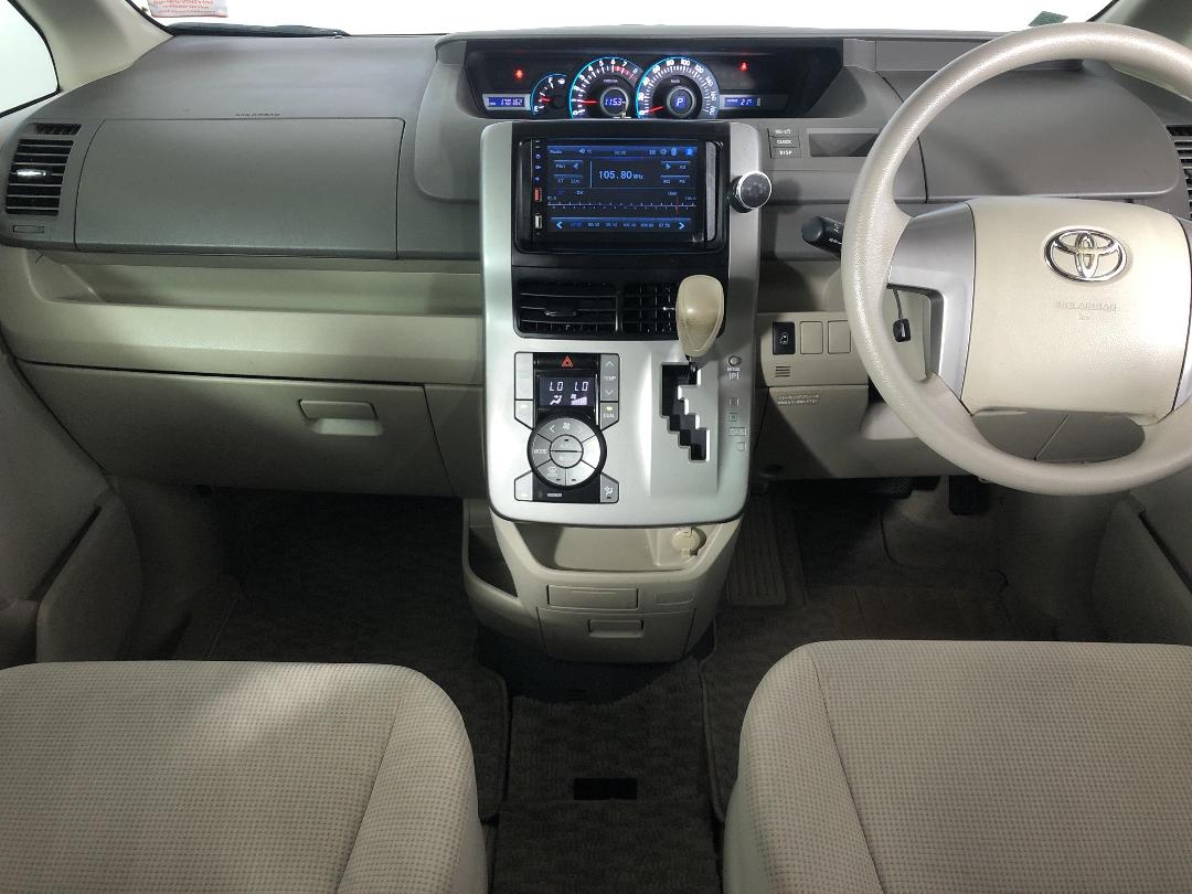 Photo '17' of Toyota Noah Photo '17' of Toyota Noah