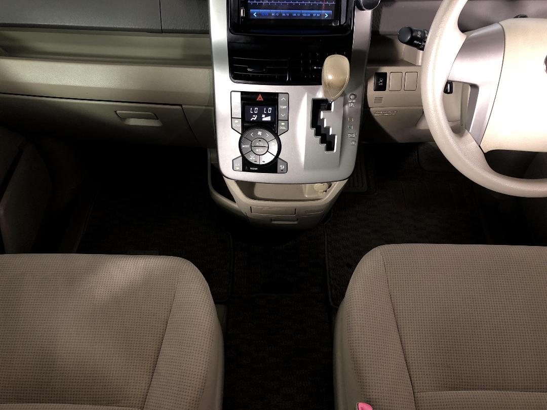 Photo '18' of Toyota Noah Photo '18' of Toyota Noah