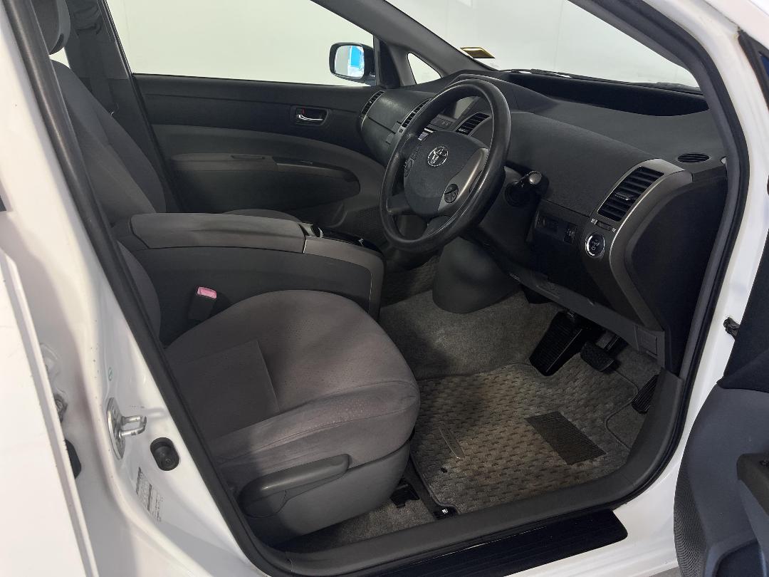 Photo '16' of Toyota Prius