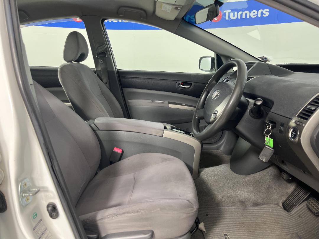 Photo '16' of Toyota Prius Photo '16' of Toyota Prius