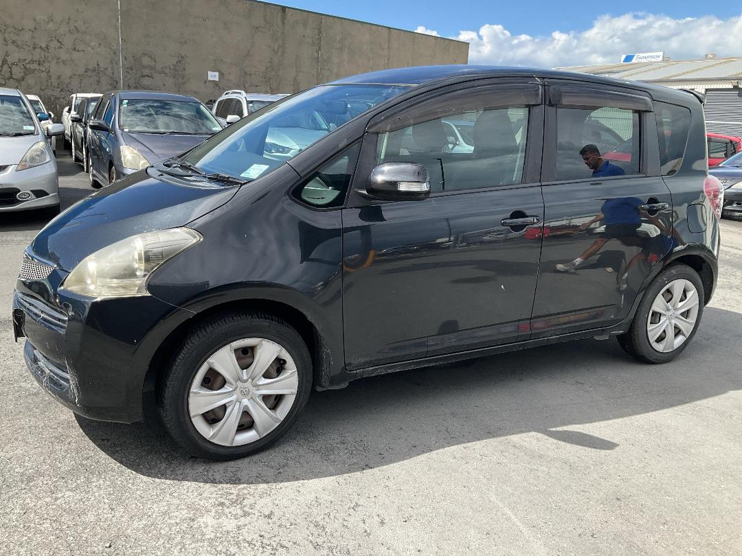 Photo '2' of Toyota Ractis Photo '2' of Toyota Ractis