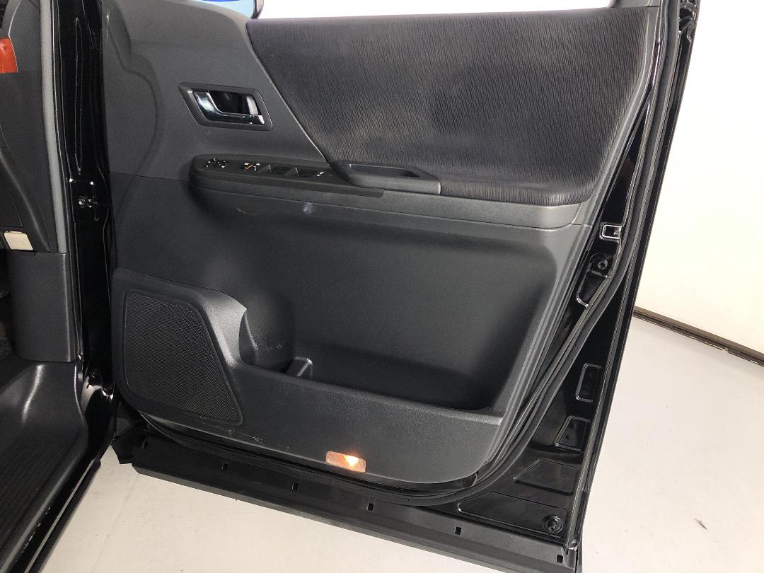 Photo '15' of Toyota Vellfire Photo '15' of Toyota Vellfire