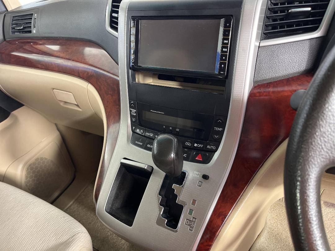 Photo '18' of Toyota Vellfire