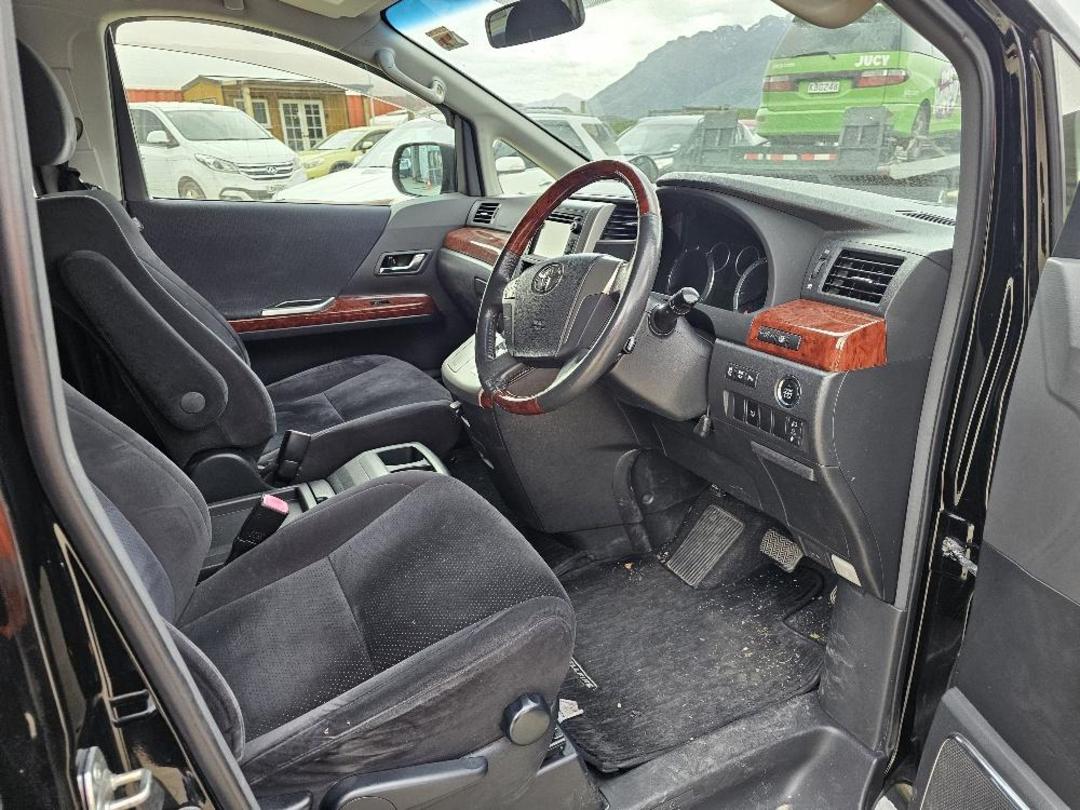 Photo '10' of Toyota Vellfire