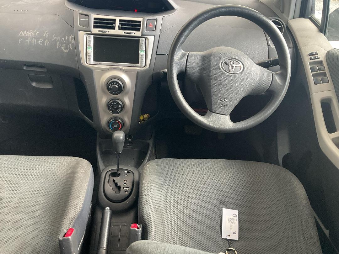 Photo '14' of Toyota Vitz Photo '14' of Toyota Vitz