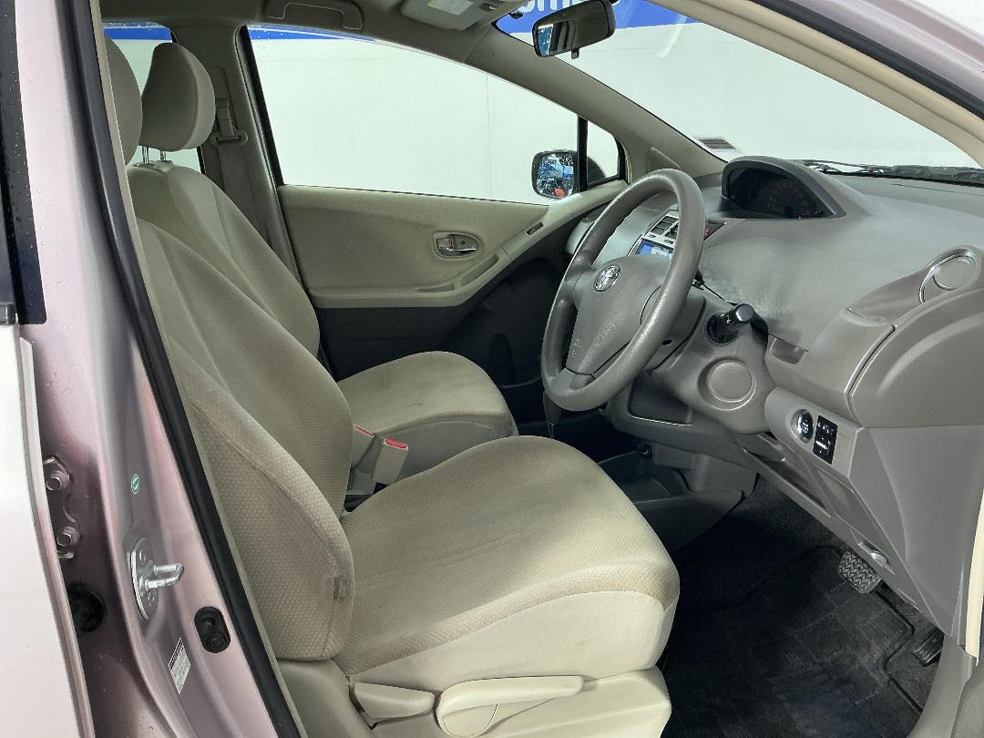 Photo '16' of Toyota Vitz