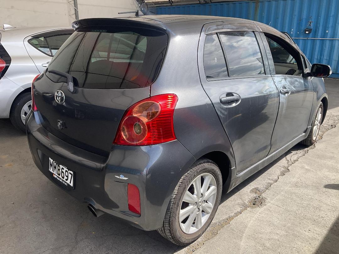 Photo '4' of Toyota Vitz