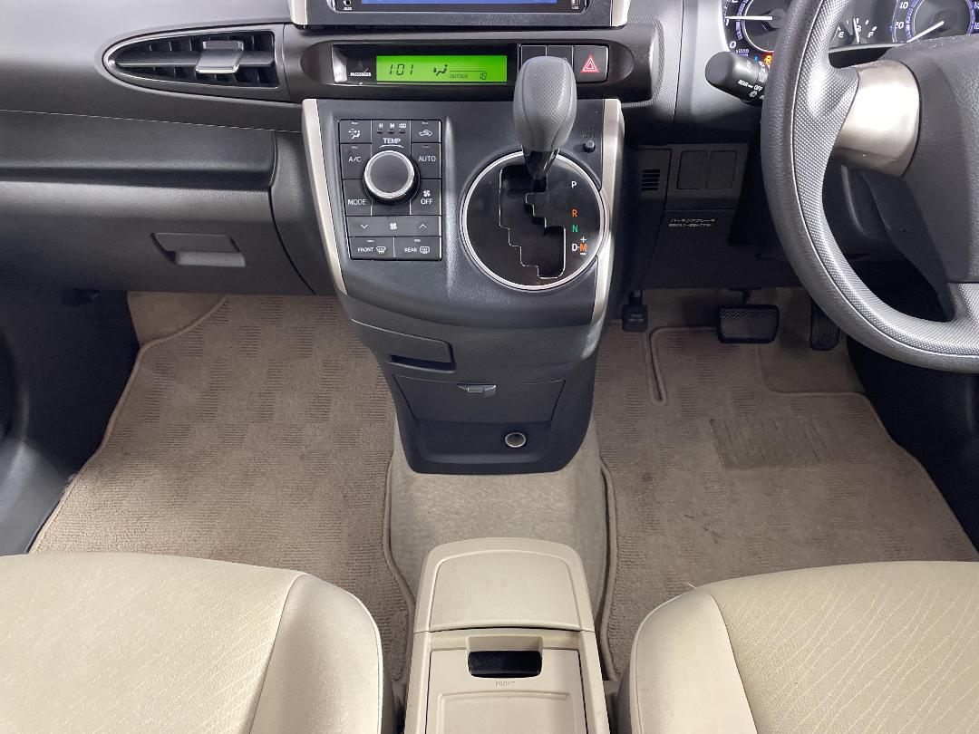 Photo '18' of Toyota Wish Photo '18' of Toyota Wish