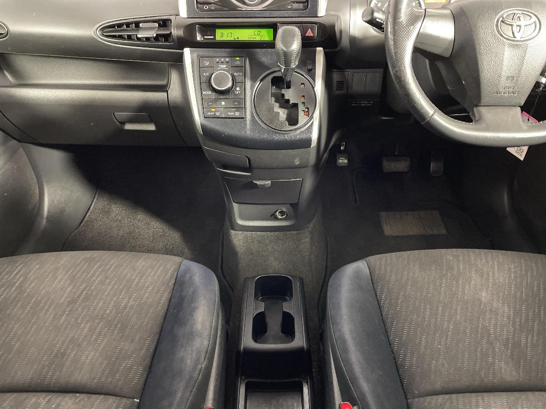 Photo '18' of Toyota Wish Photo '18' of Toyota Wish