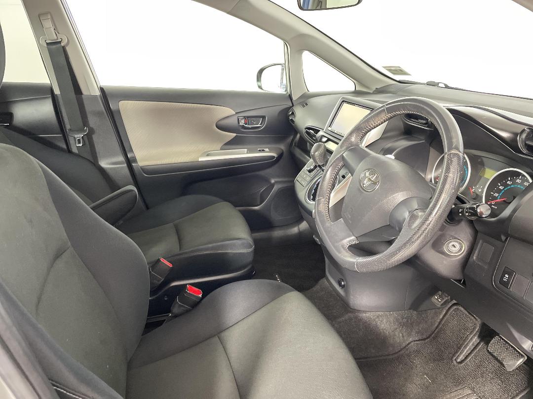 Photo '16' of Toyota Wish Photo '16' of Toyota Wish