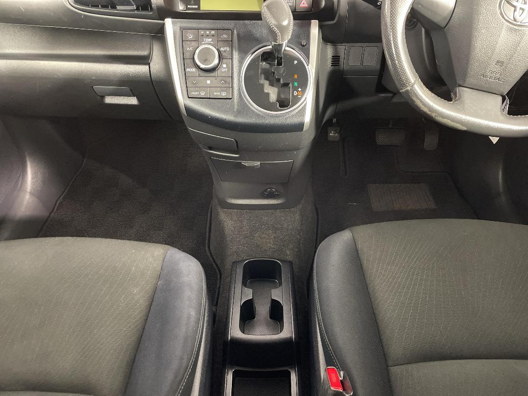 Photo '18' of Toyota Wish Photo '18' of Toyota Wish