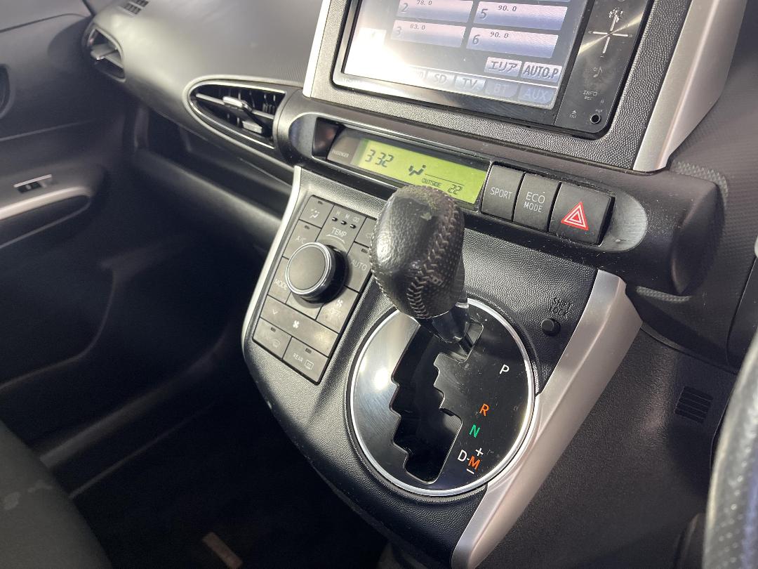 Photo '18' of Toyota Wish Photo '18' of Toyota Wish