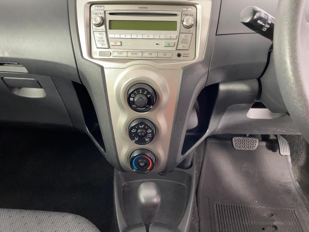 Photo '18' of Toyota Yaris