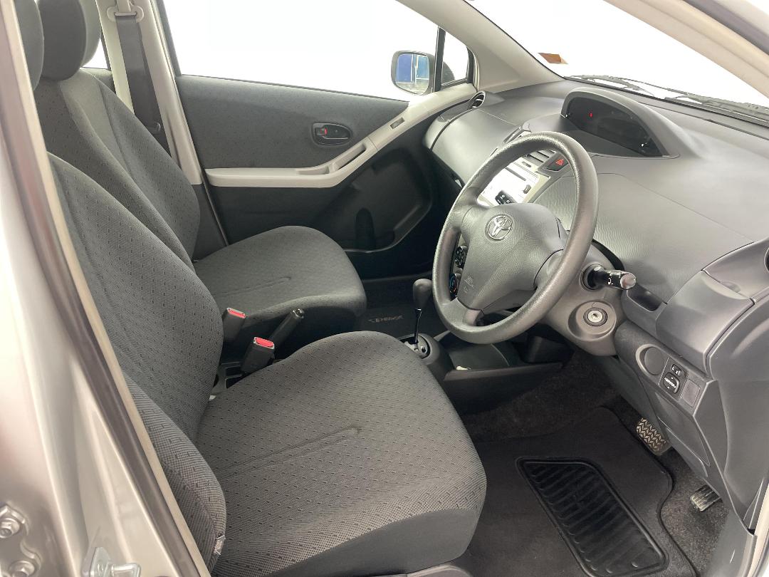 Photo '16' of Toyota Yaris