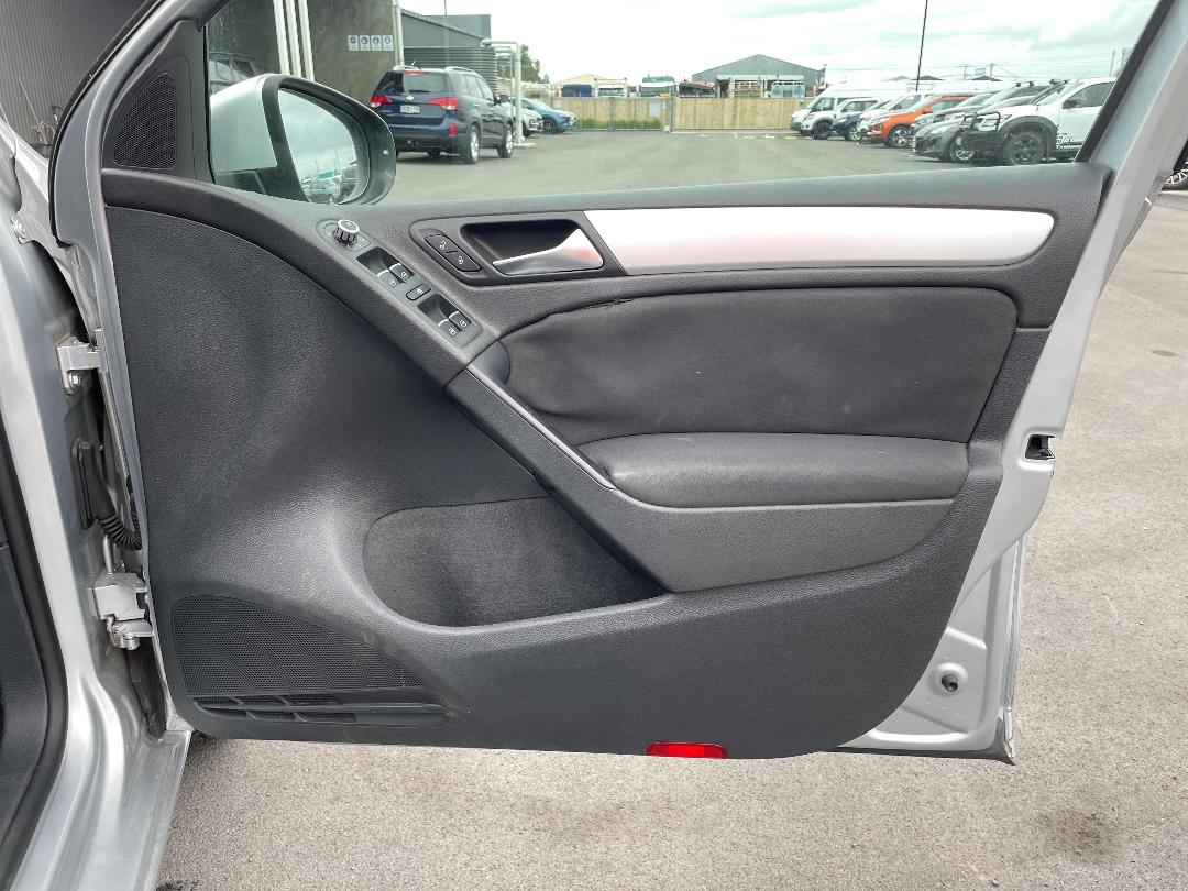 Photo '13' of Volkswagen Golf TSI