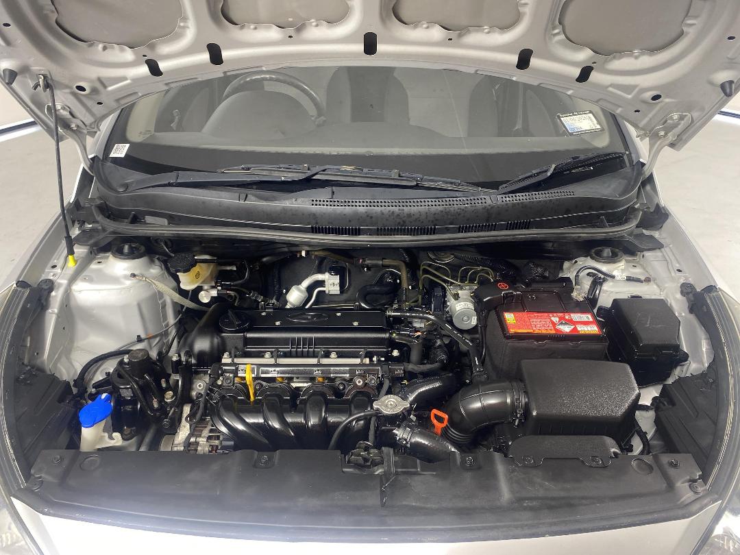 Photo '13' of Hyundai Accent