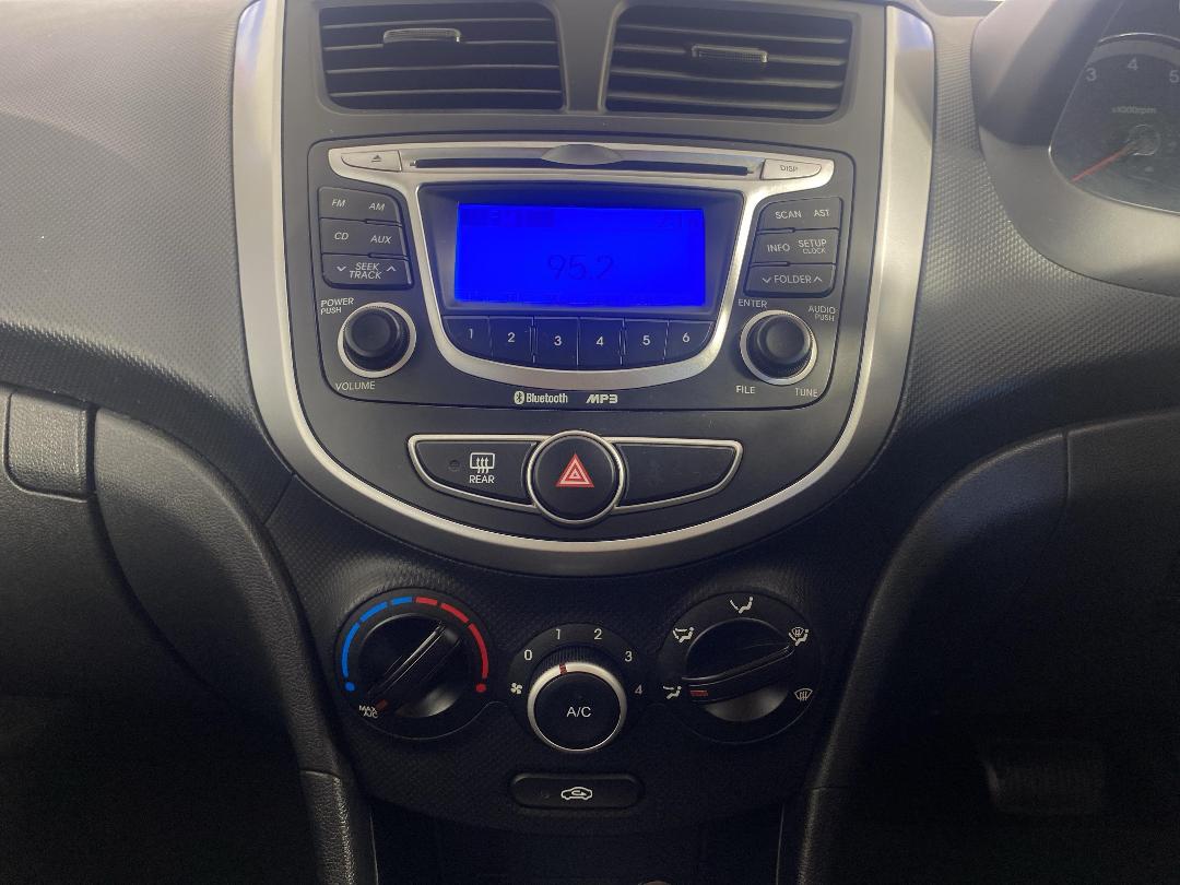 Photo '18' of Hyundai Accent