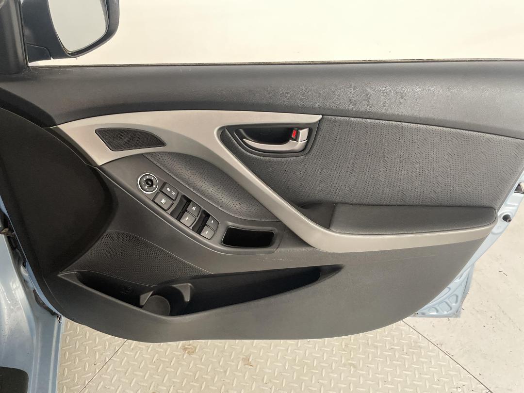 Photo '13' of Hyundai Elantra Photo '13' of Hyundai Elantra