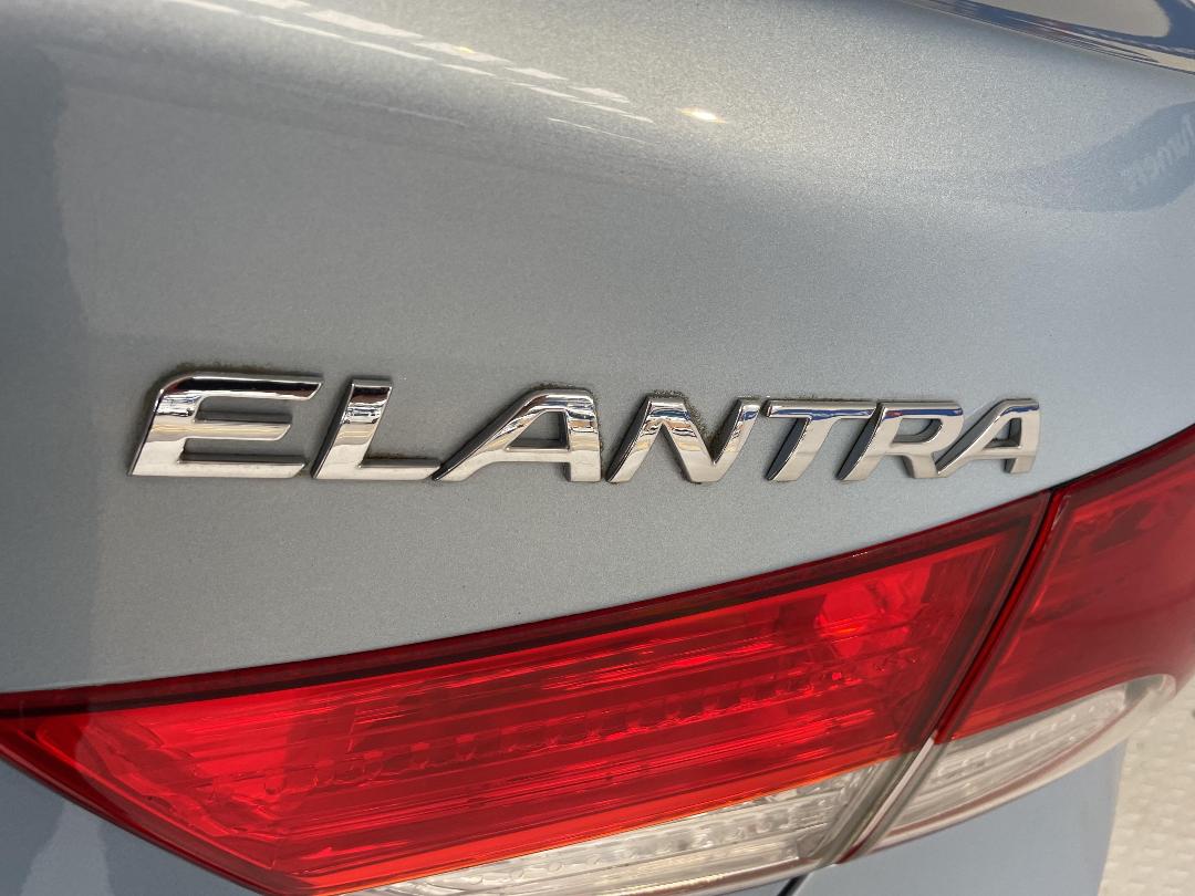 Photo '34' of Hyundai Elantra Photo '34' of Hyundai Elantra