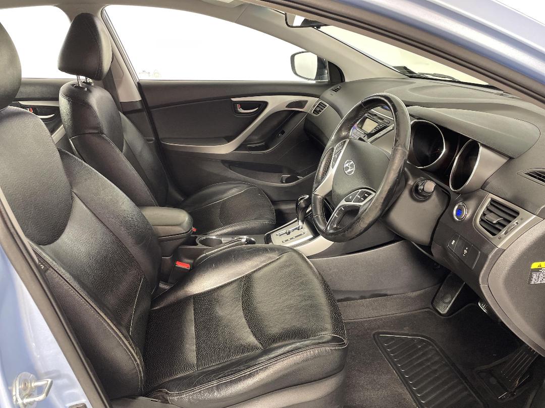 Photo '16' of Hyundai Elantra