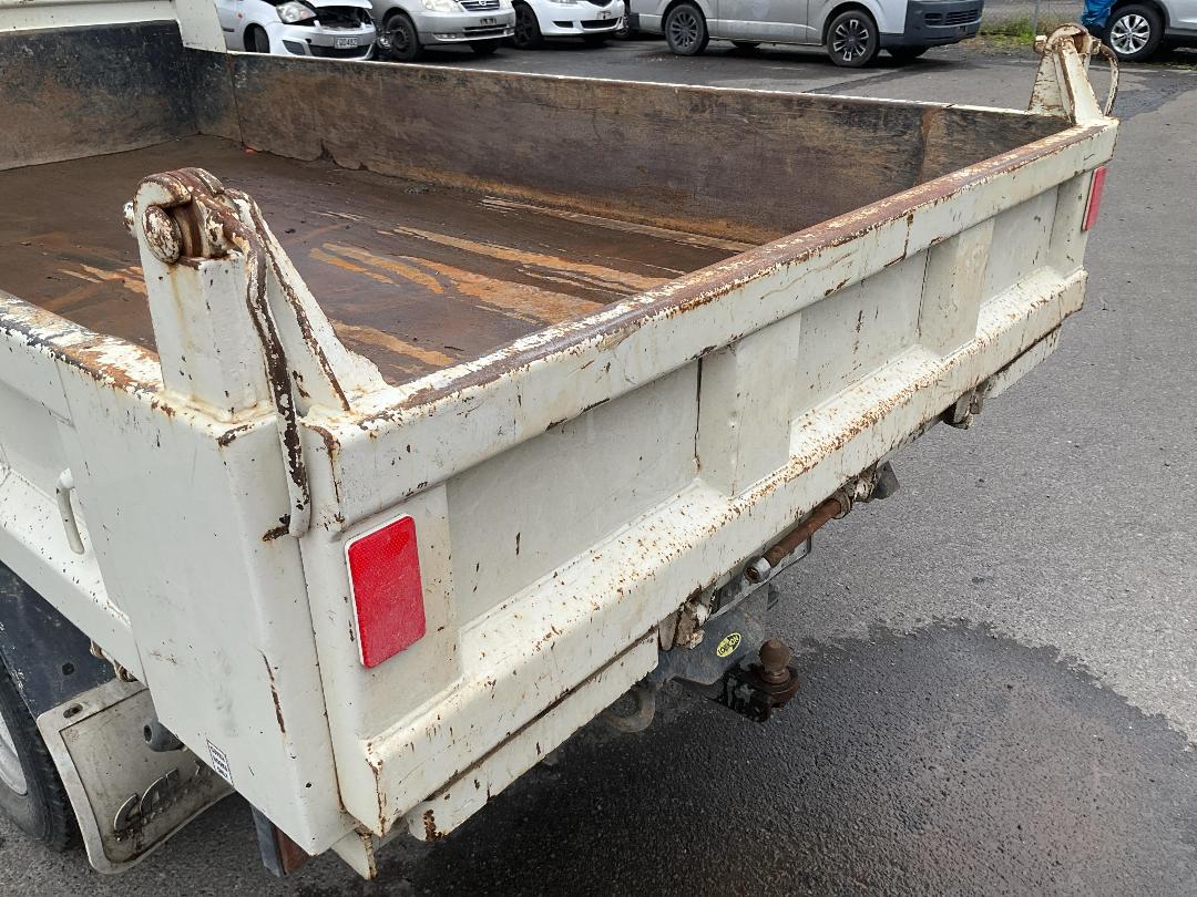 Photo '32' of Isuzu ELF Tipper Photo '32' of Isuzu ELF Tipper