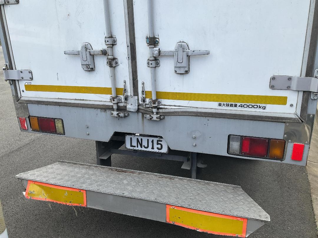 Photo '9' of Isuzu ELF NPR75N Chiller