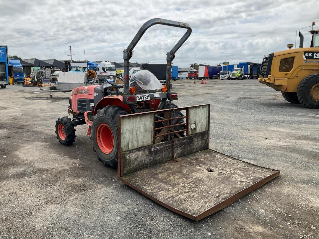 Photo '6' of Kubota B3300SU Tractor
