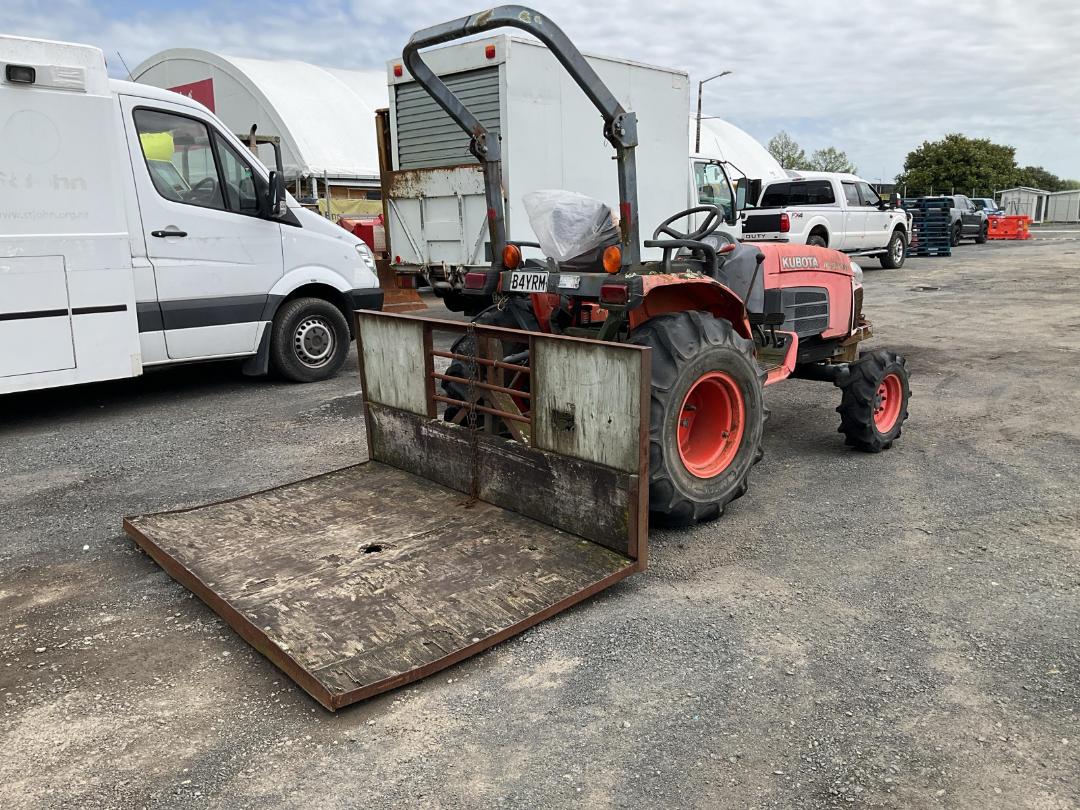 Photo '4' of Kubota B3300SU Tractor