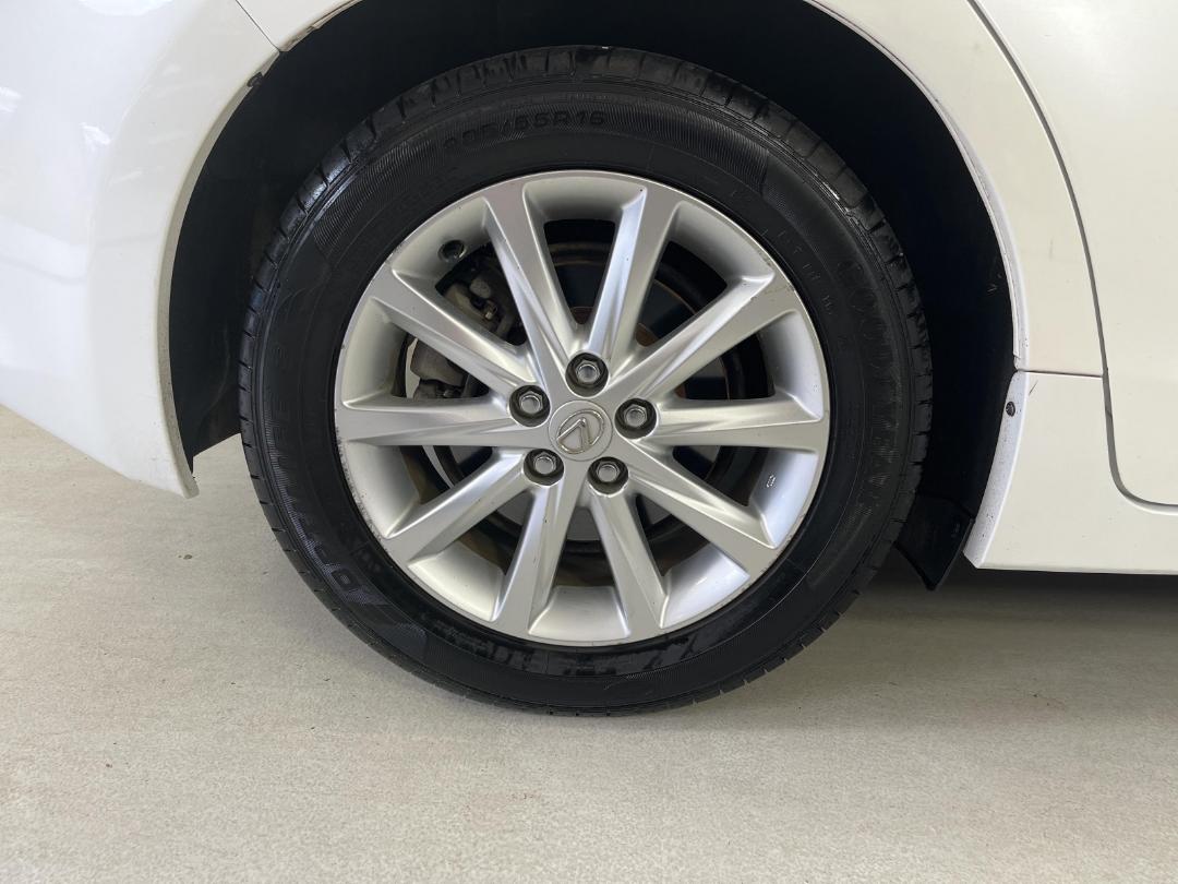 Photo '12' of Lexus CT200H