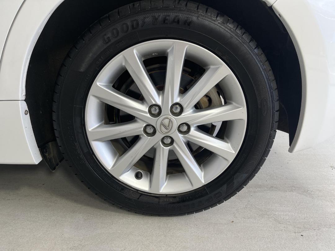 Photo '11' of Lexus CT200H