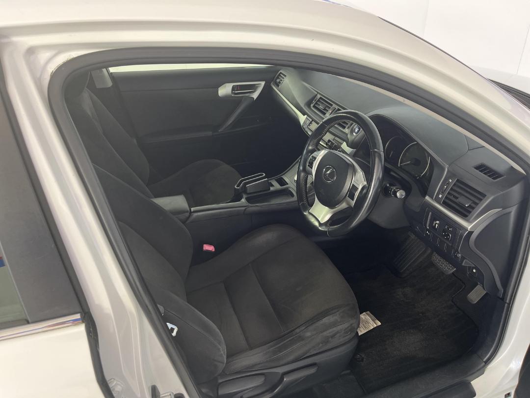 Photo '16' of Lexus CT200H