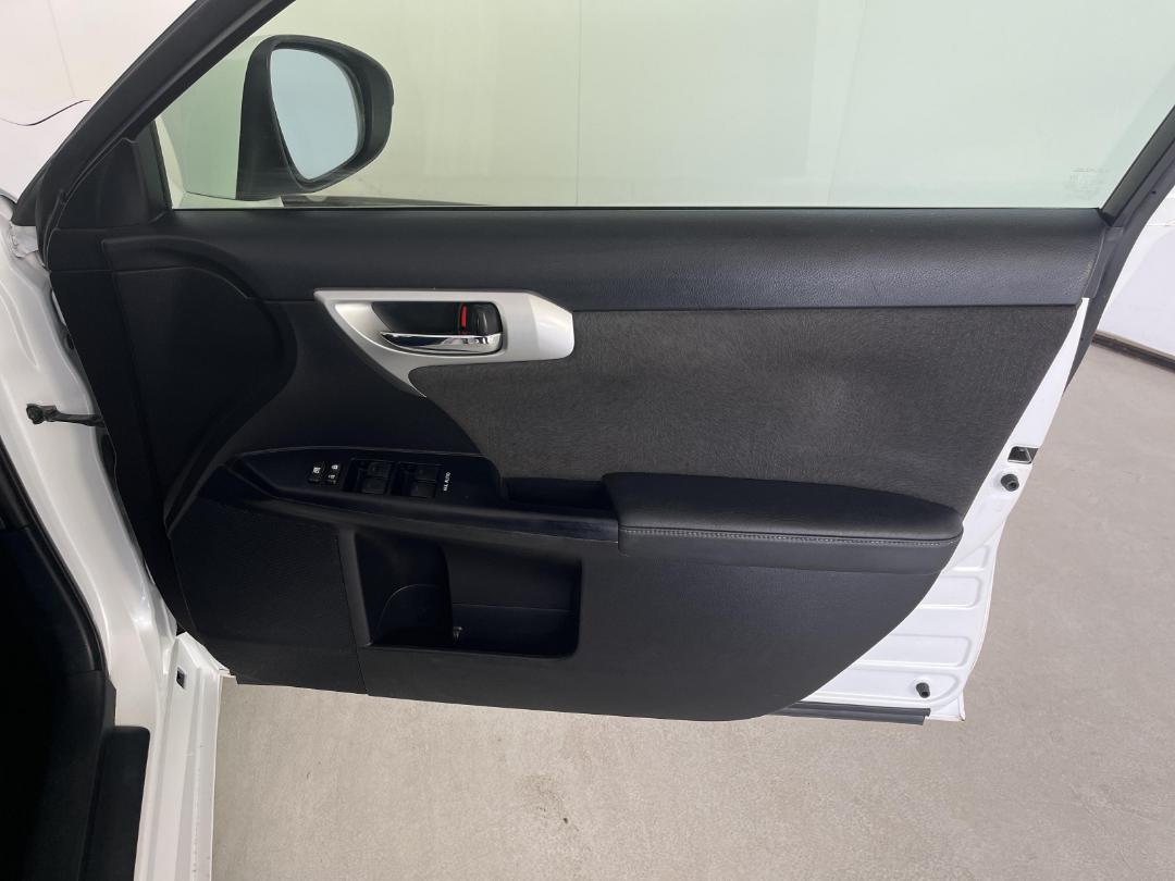 Photo '15' of Lexus CT200H