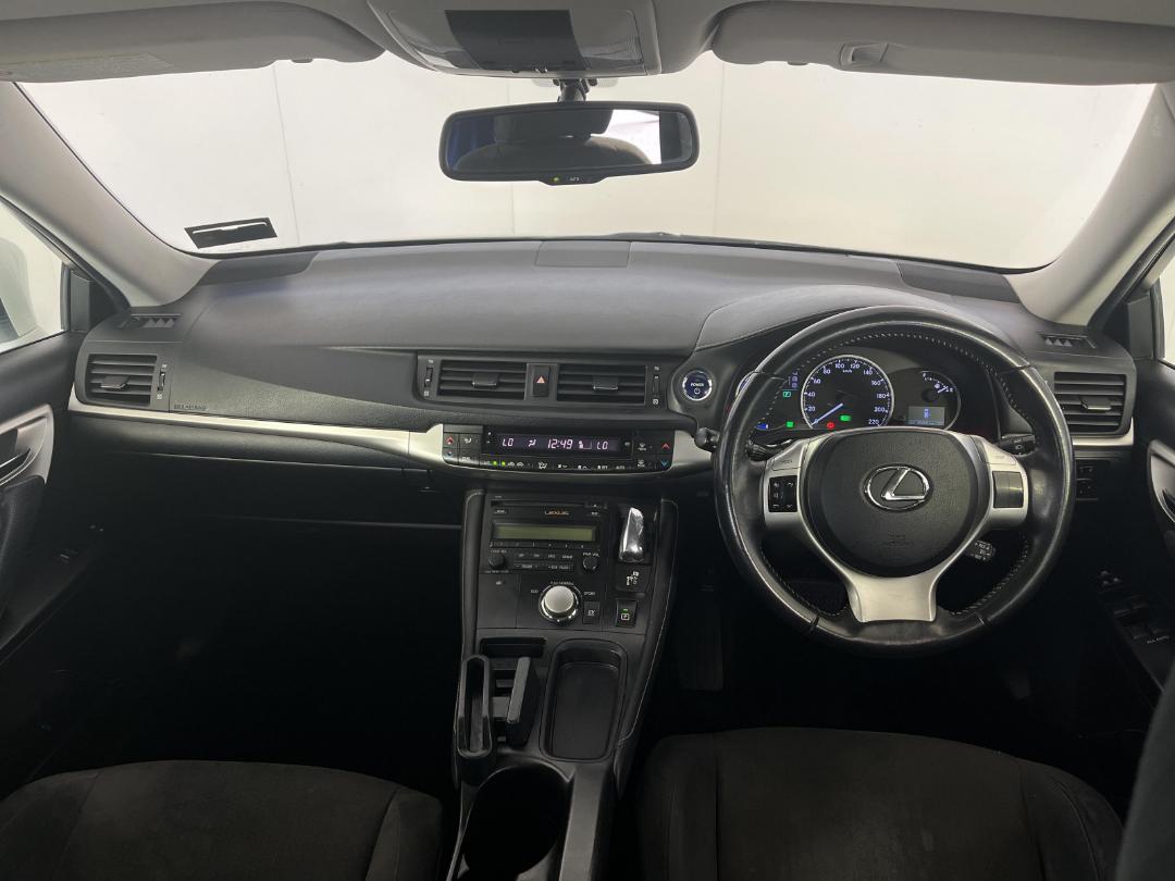 Photo '17' of Lexus CT200H