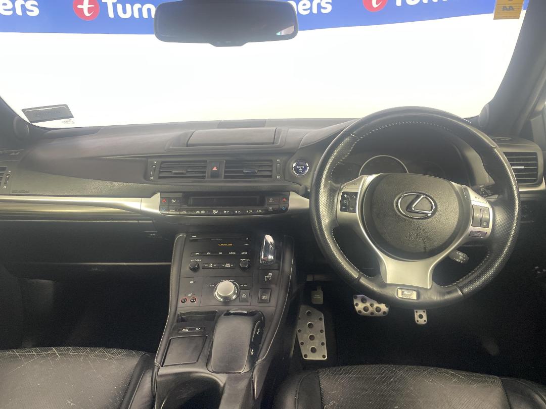 Photo '17' of Lexus CT200H