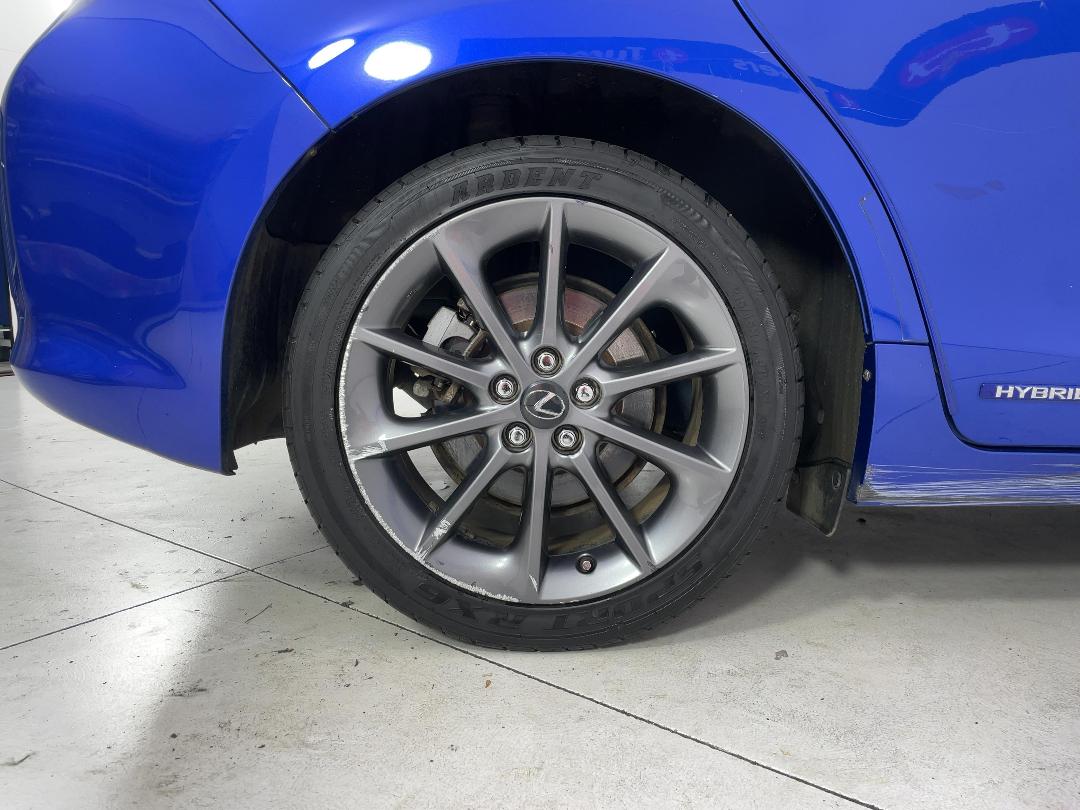 Photo '12' of Lexus CT200H