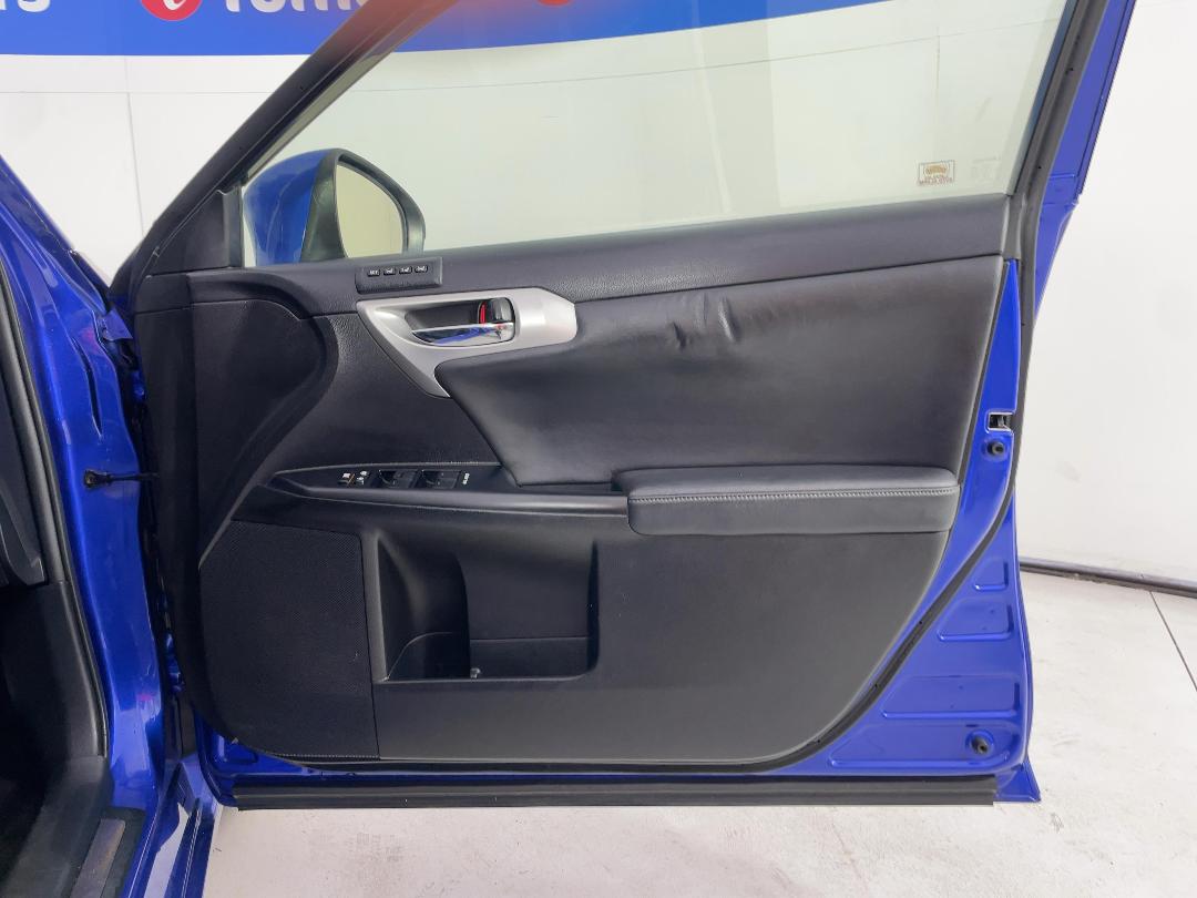 Photo '15' of Lexus CT200H