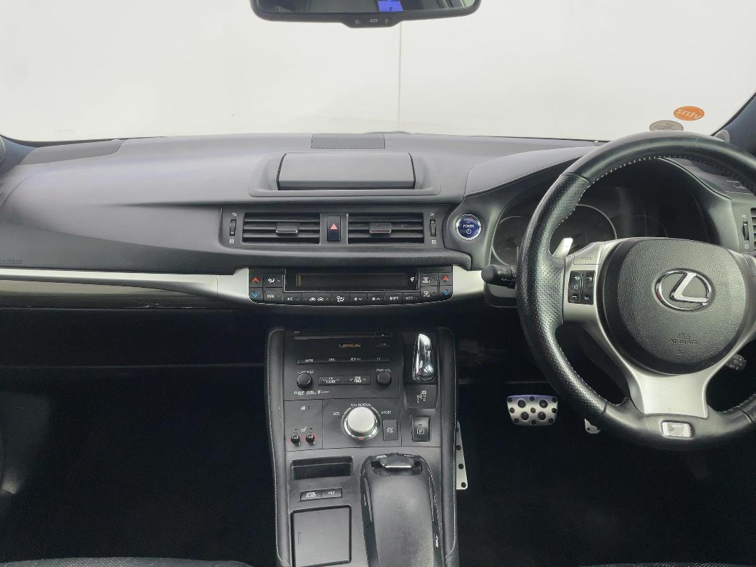 Photo '17' of Lexus CT200H