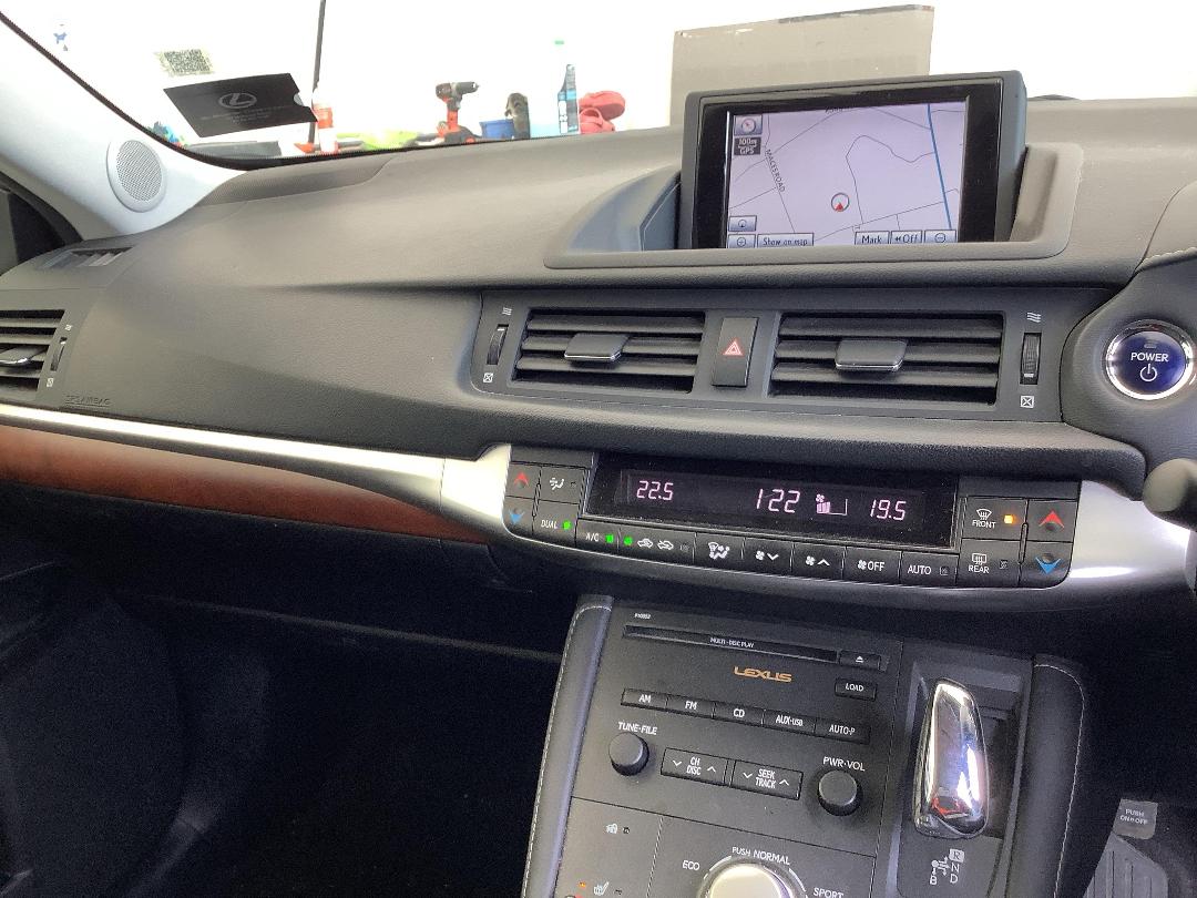 Photo '15' of Lexus CT200H LTD E