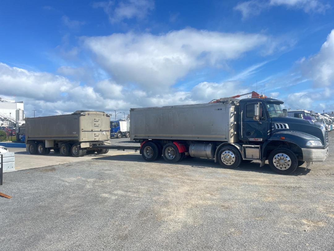 Photo '3' of Mack Granite CMMR 8X4 Tipper