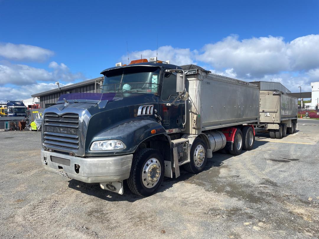 Photo '9' of Mack Granite CMMR 8X4 Tipper