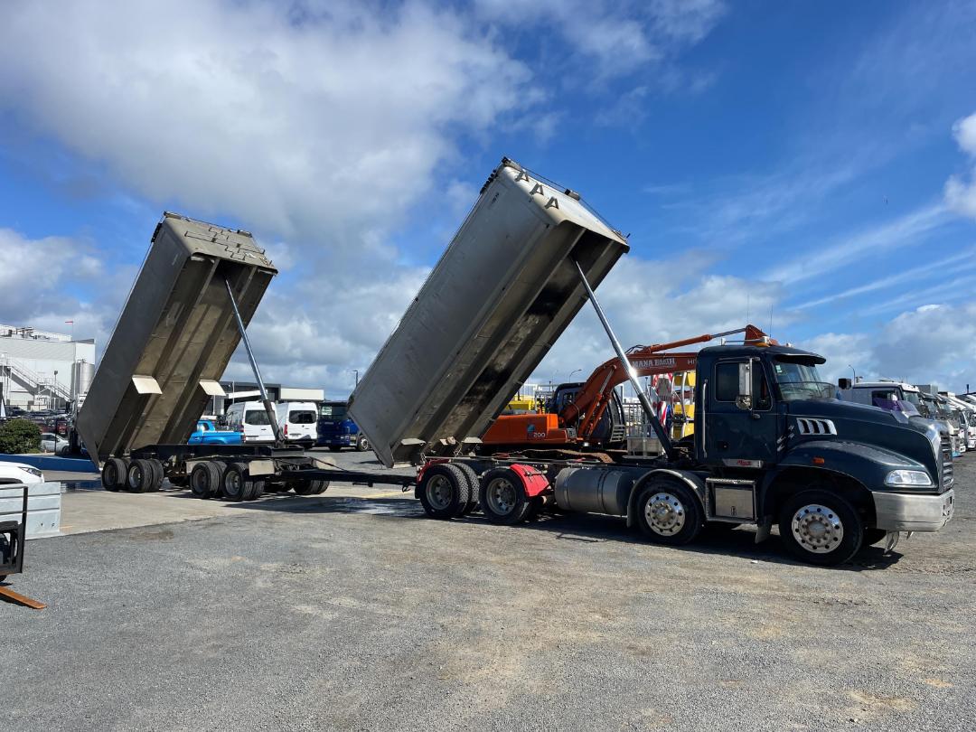 Photo '22' of Mack Granite CMMR 8X4 Tipper