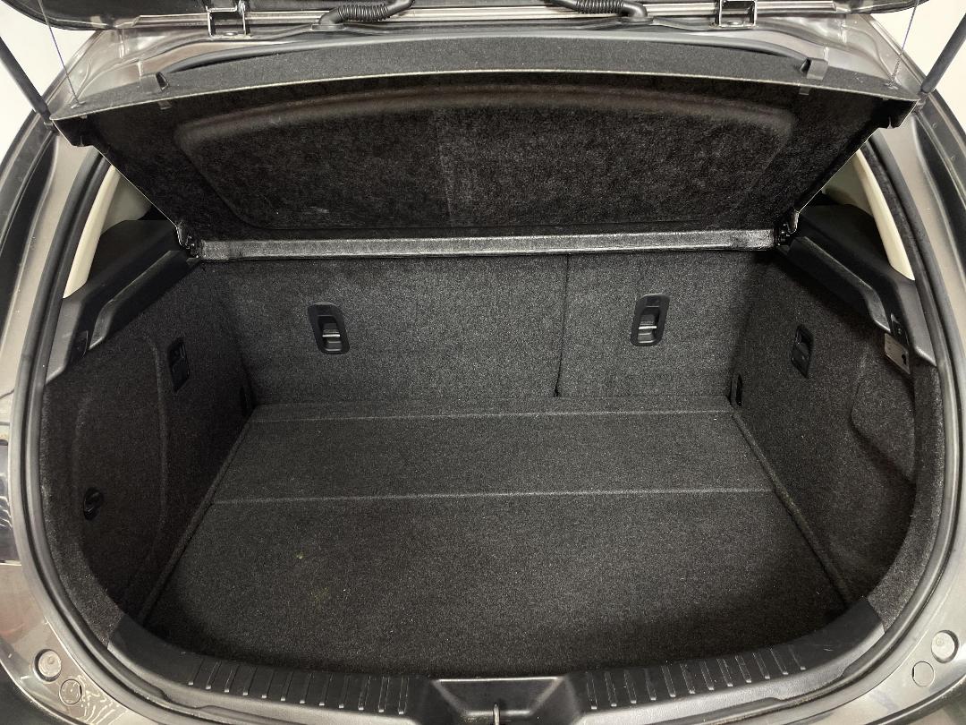 Photo '14' of Mazda Axela