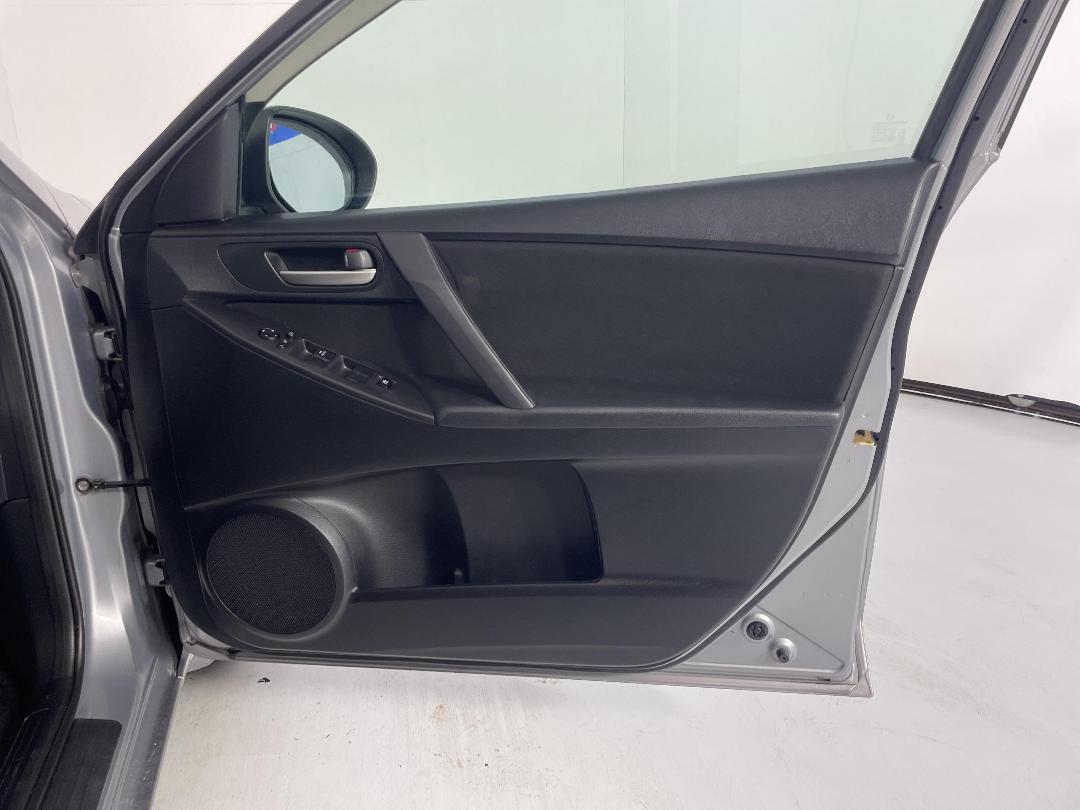 Photo '15' of Mazda Axela