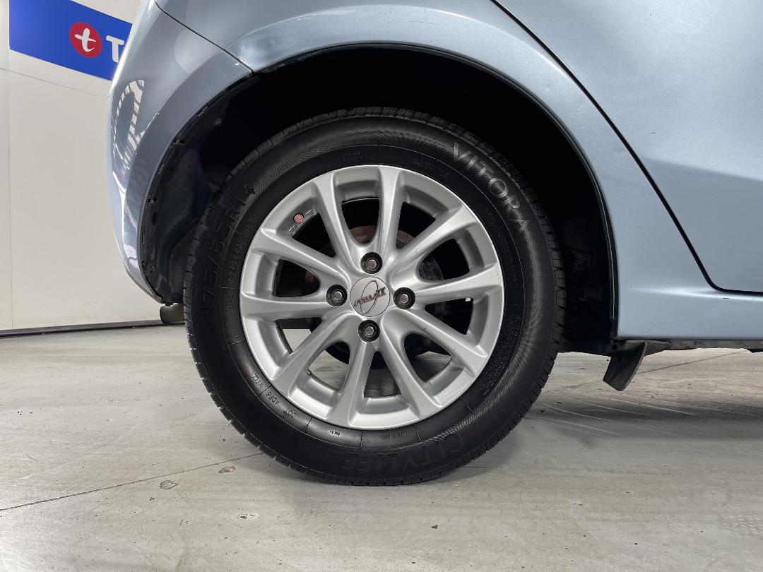 Photo '12' of Mazda Demio