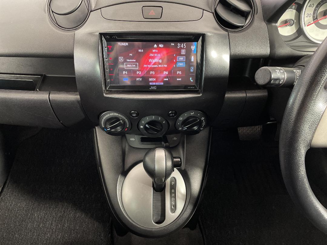 Photo '18' of Mazda Demio